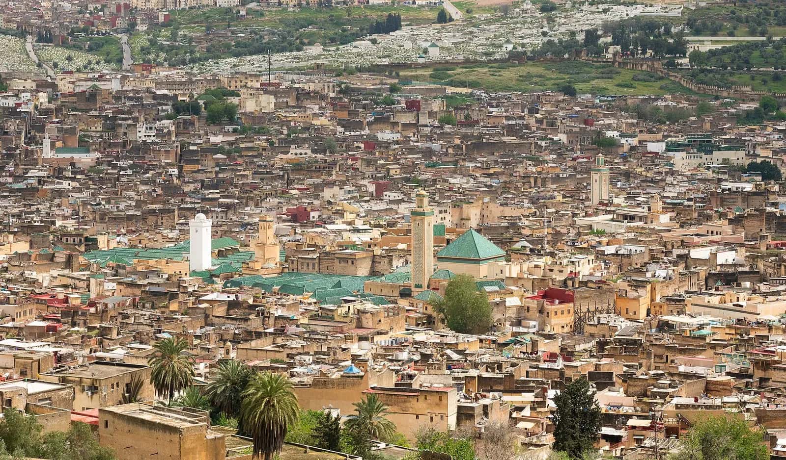 Fes el-Bâlî medinesinin sık dokulu evleri ve minareleri