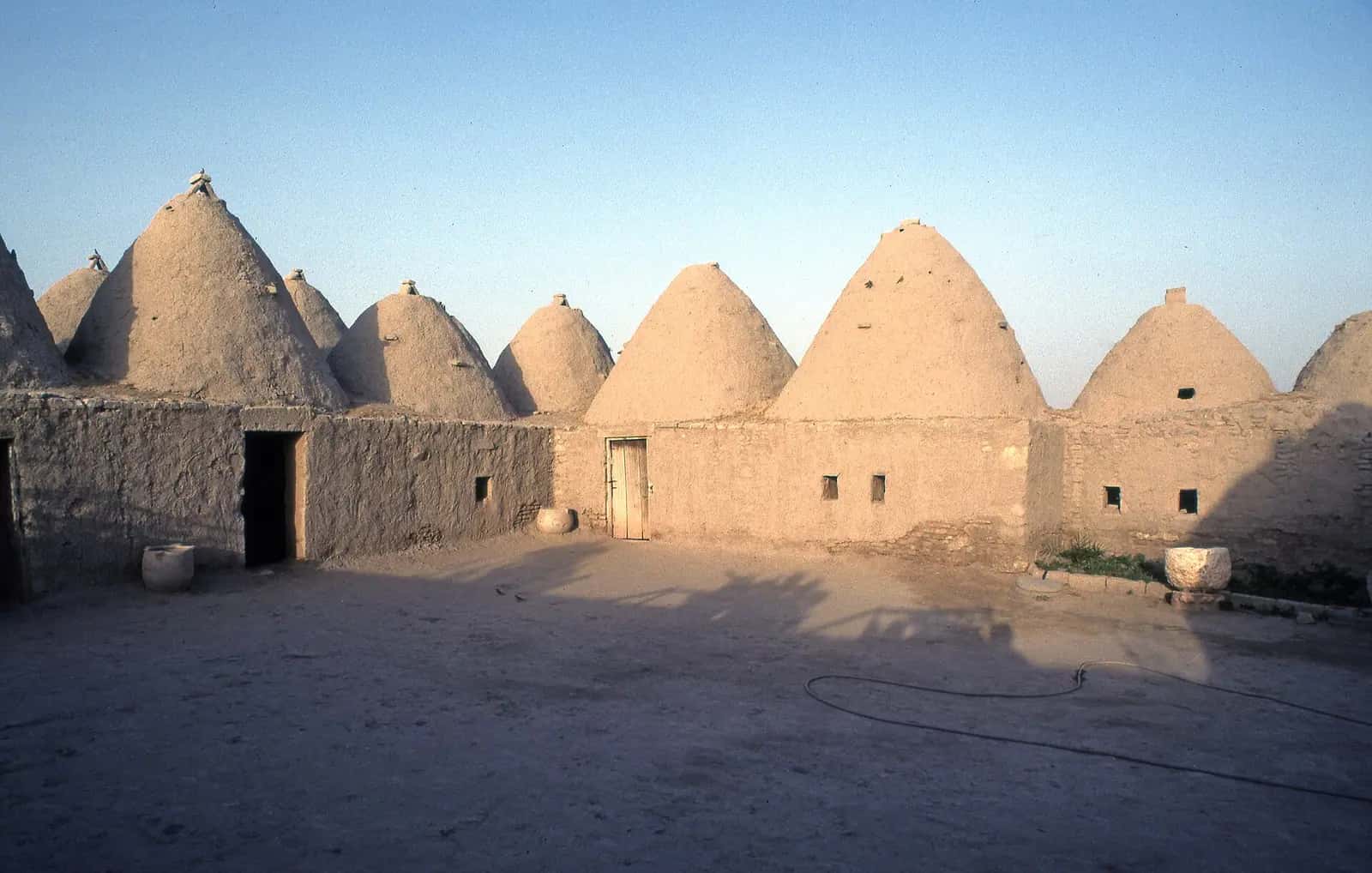 Harran'da kerpiçten yapılmış, konik kubbeli kümbet evler