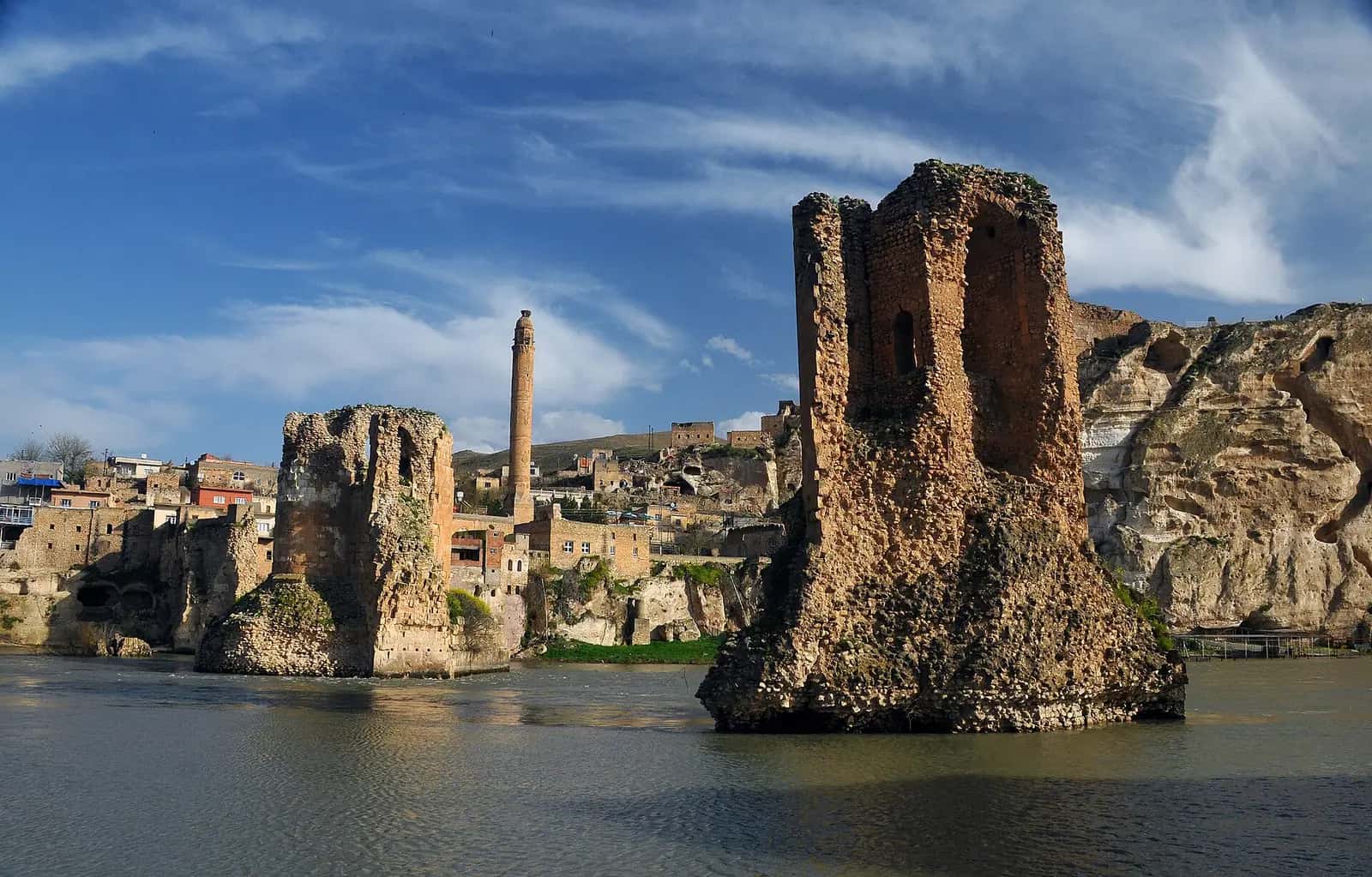 Baraj öncesi Hasankeyf: Dicle üzerindeki eski köprünün ayağı ve arkada kale kayalığı (2012)