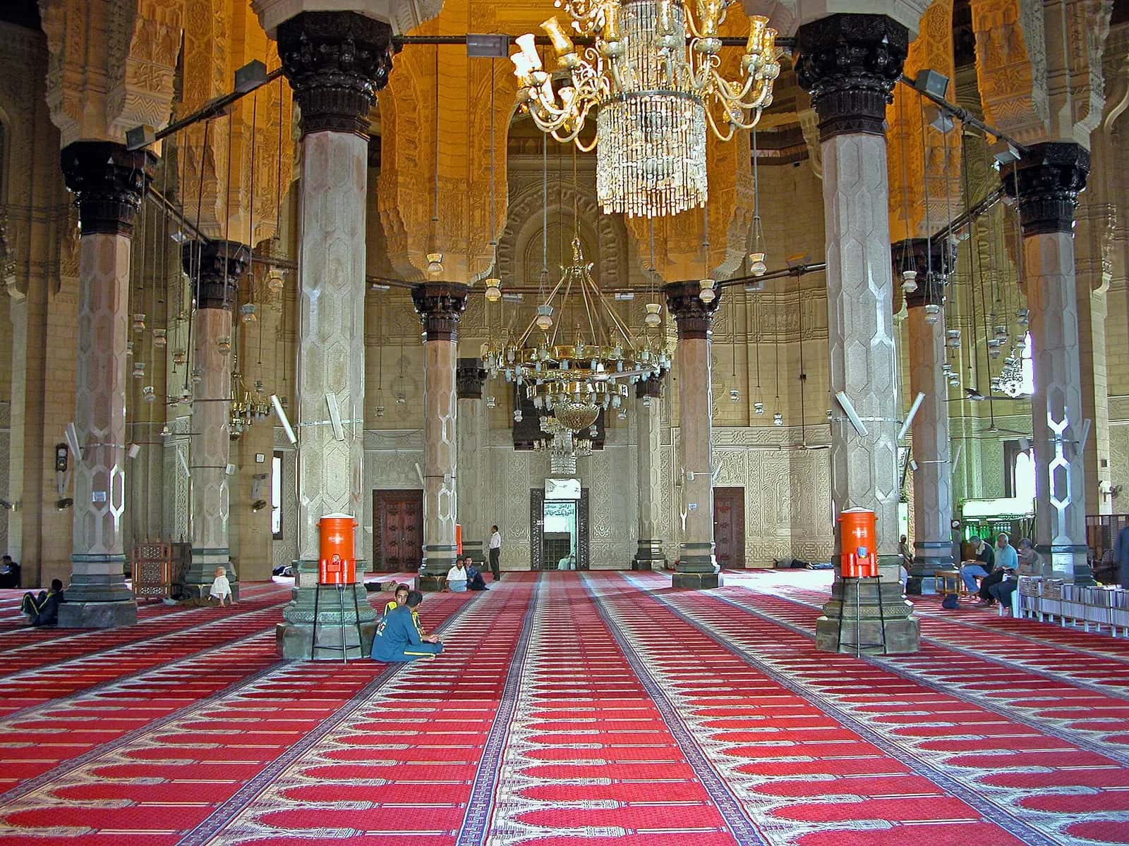 Ebü'l-Abbas el-Mürsî Camii'nin sütunlu, avizeli ve kırmızı halılı iç mekânı
