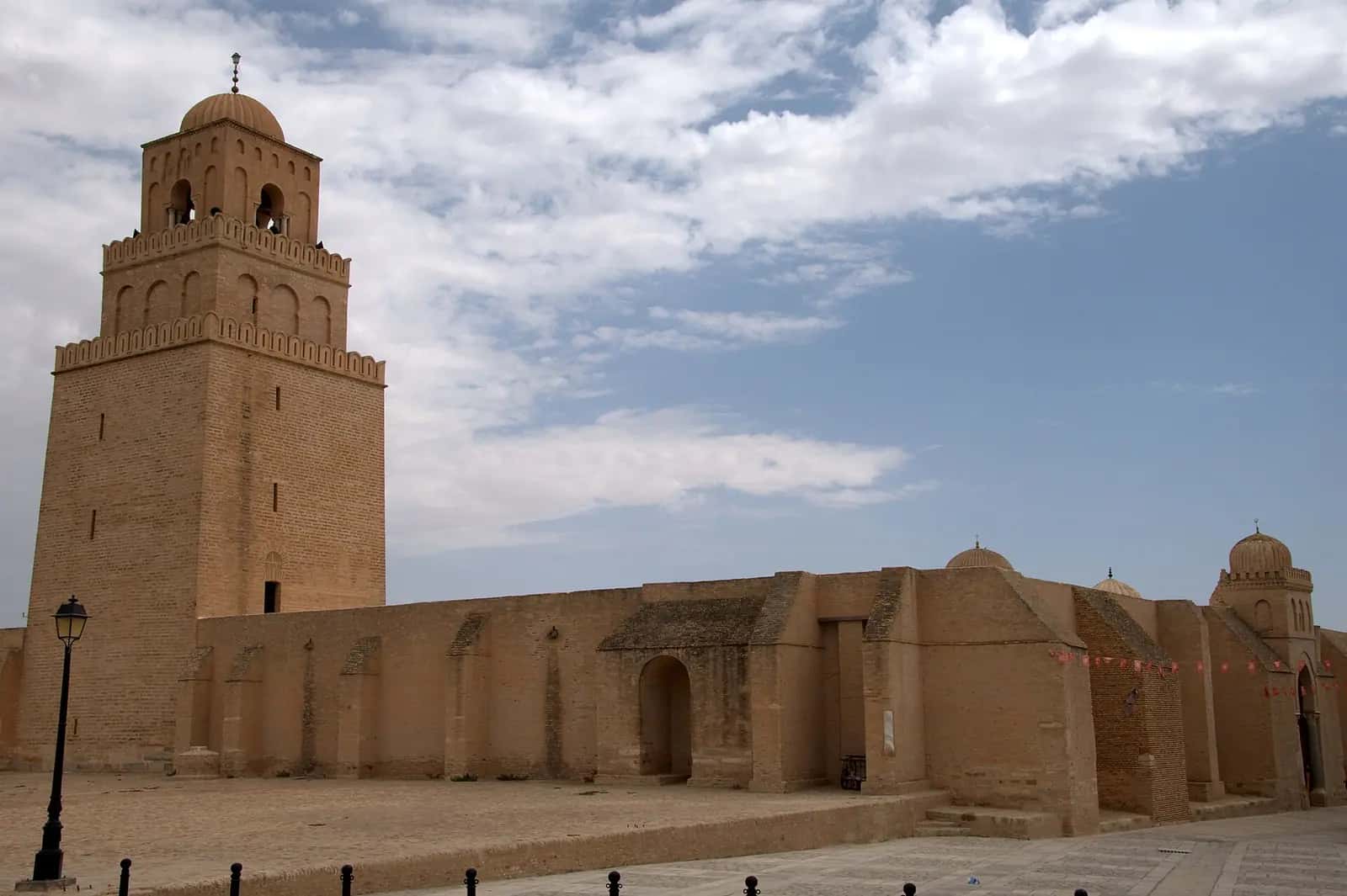 Kayrevan Ulu Camii'nin kalın payandalı dış duvarları ve kare minaresi