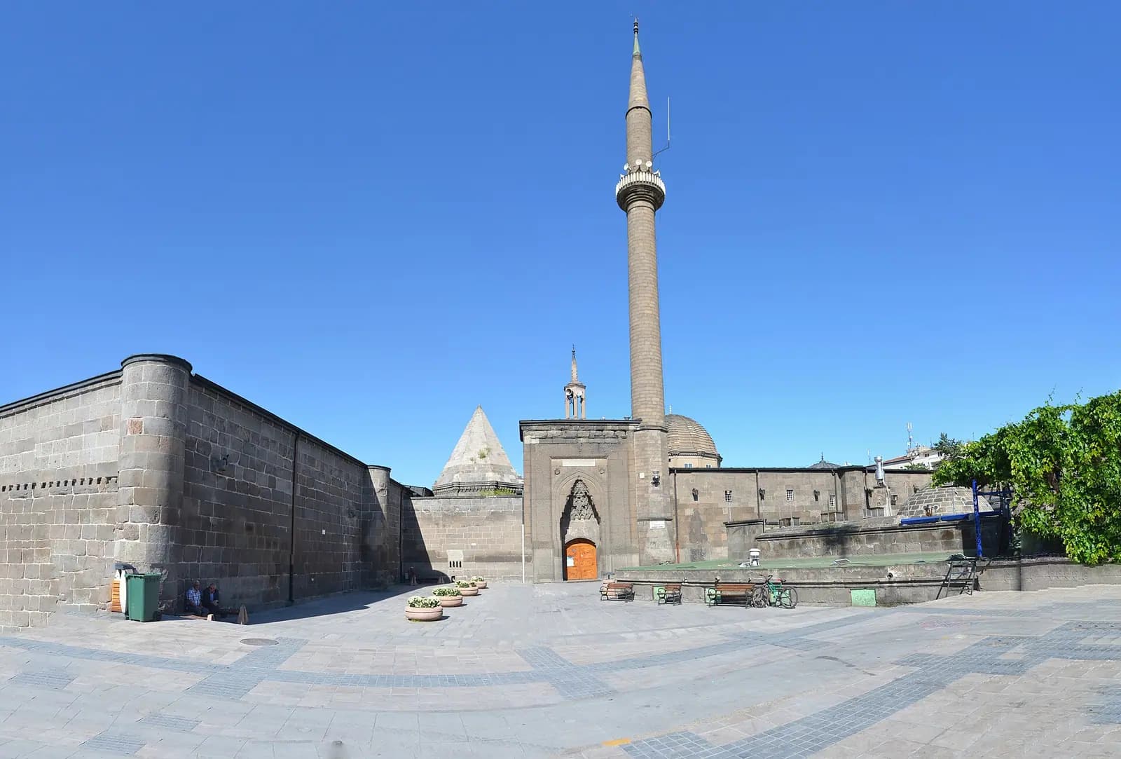 Kayseri'de Hunat Hatun Külliyesi'nin kesme taş duvarları, kümbeti ve minaresi