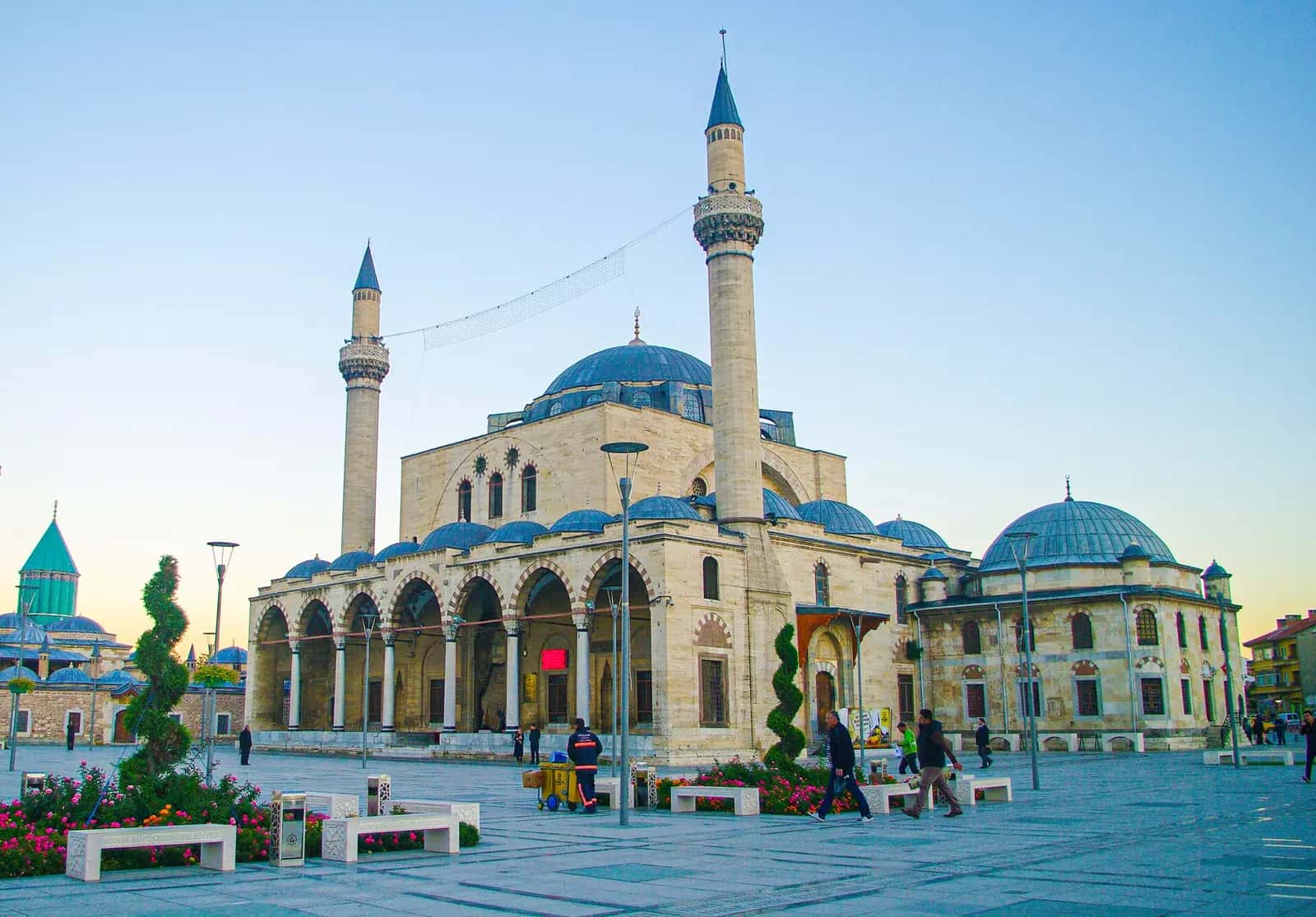 Konya'da Selimiye Camii ve arka planda Mevlânâ Türbesi'nin yeşil külahlı kubbesi