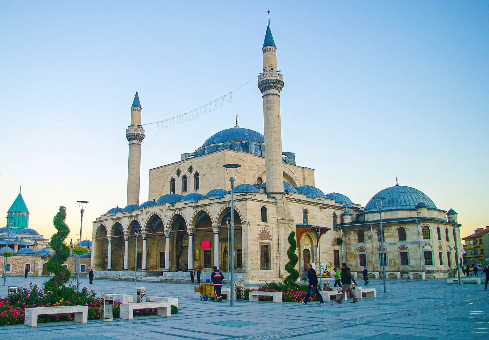 Konya'da Selimiye Camii ve arka planda Mevlânâ Türbesi'nin yeşil külahlı kubbesi