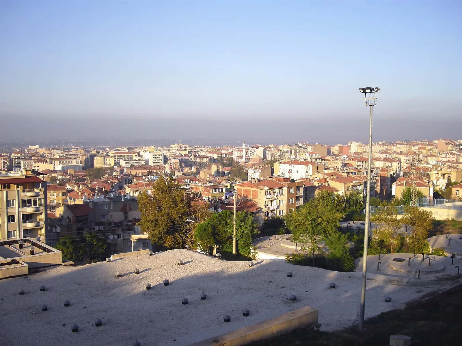 Ulu Cami'nin önünden ovaya doğru uzanan Manisa şehrinin görünümü