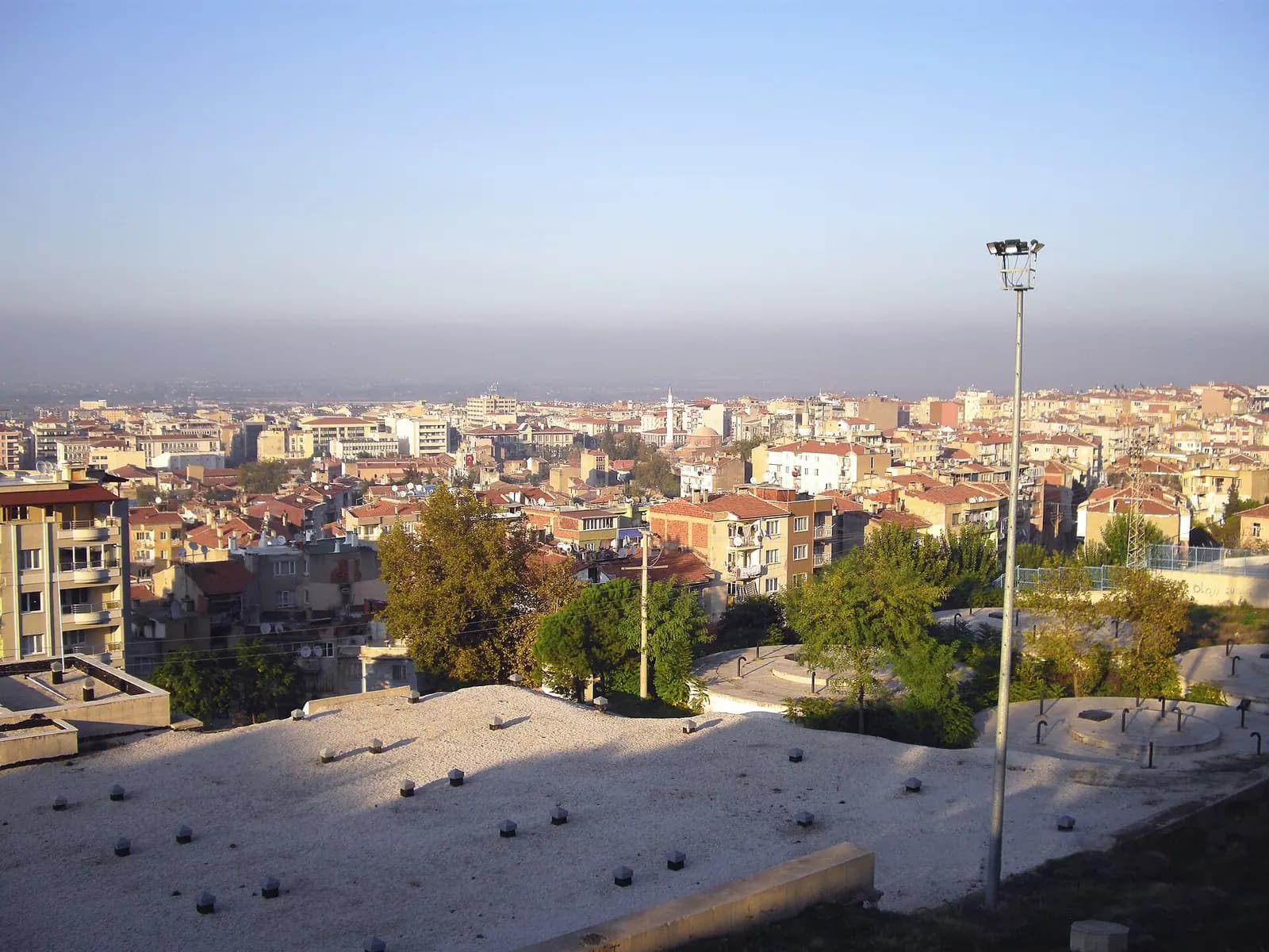 Ulu Cami'nin önünden ovaya doğru uzanan Manisa şehrinin görünümü