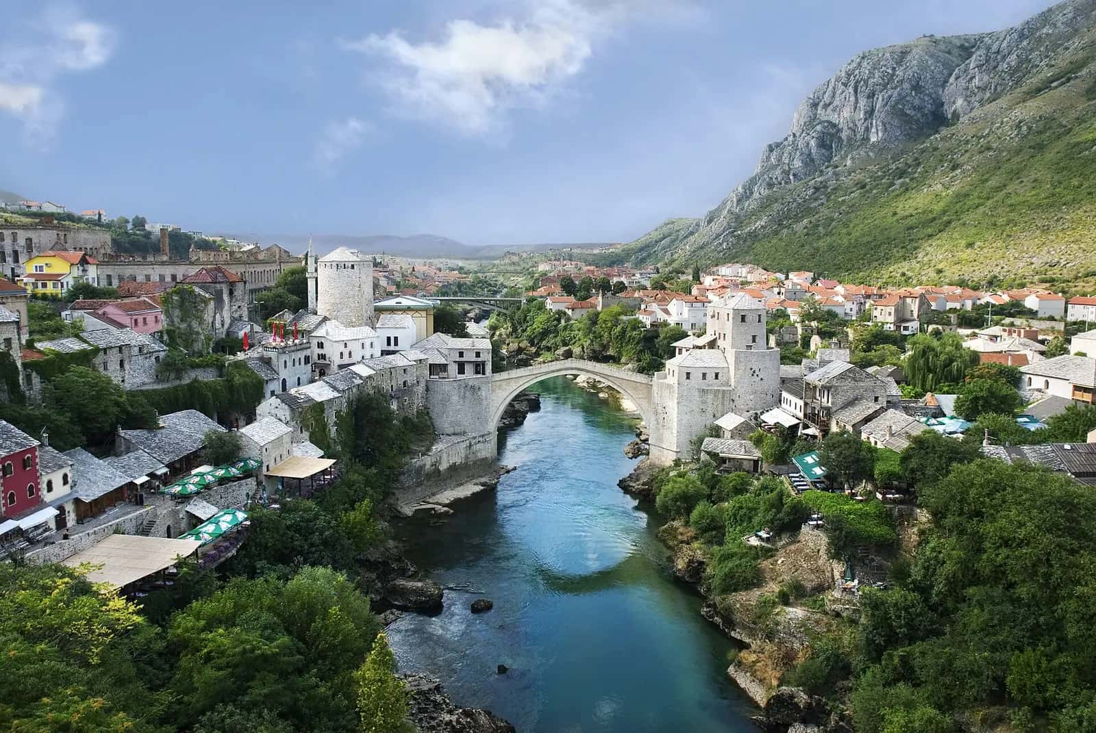 Mostar eski şehri, Neretva nehri ve Stari Most'un panoramik görünümü