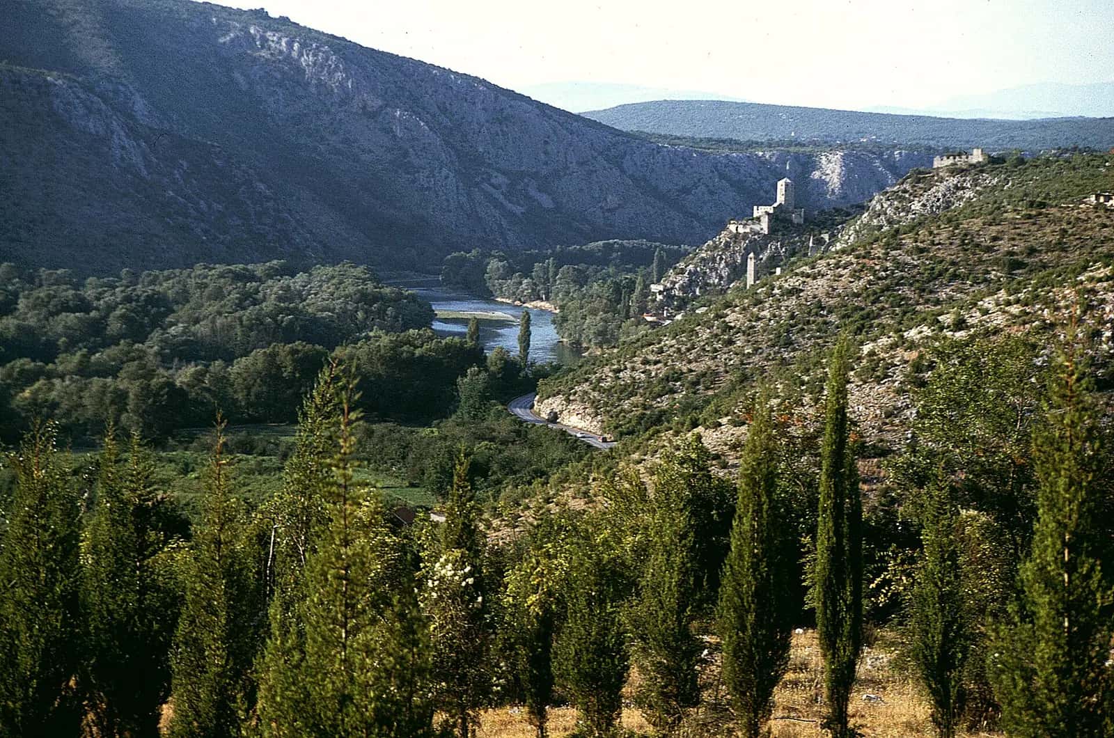 Neretva vadisi ve yamaçtaki Počitelj kalesinin uzaktan görünümü