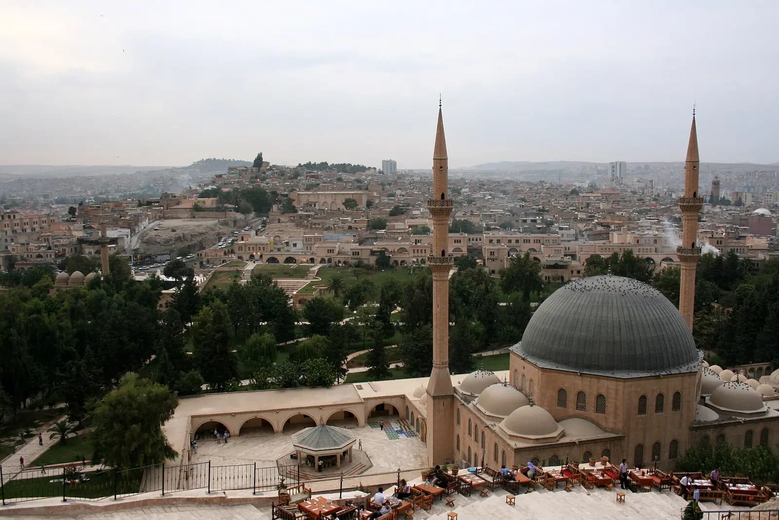 Yukarıdan Şanlıurfa: önde çift minareli Mevlid-i Halil Camii, arkada şehrin taş evleri