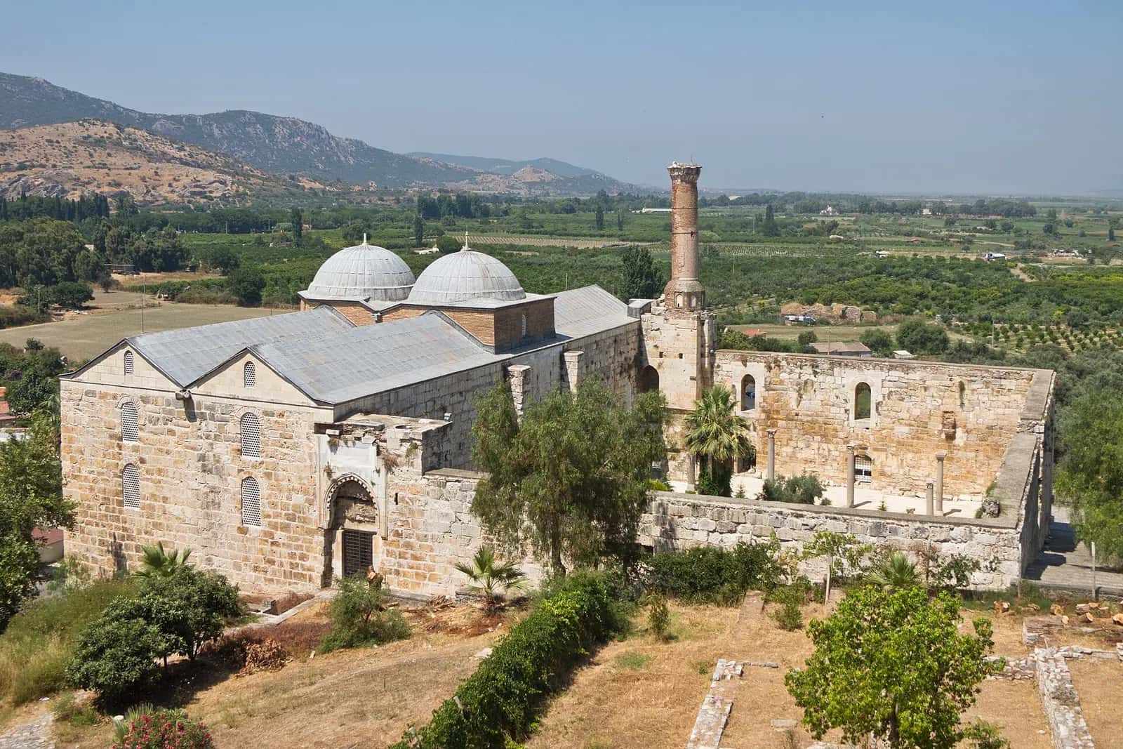 Selçuk'ta İsa Bey Camii'nin kubbeleri, kesme taş duvarları ve minare kaidesi