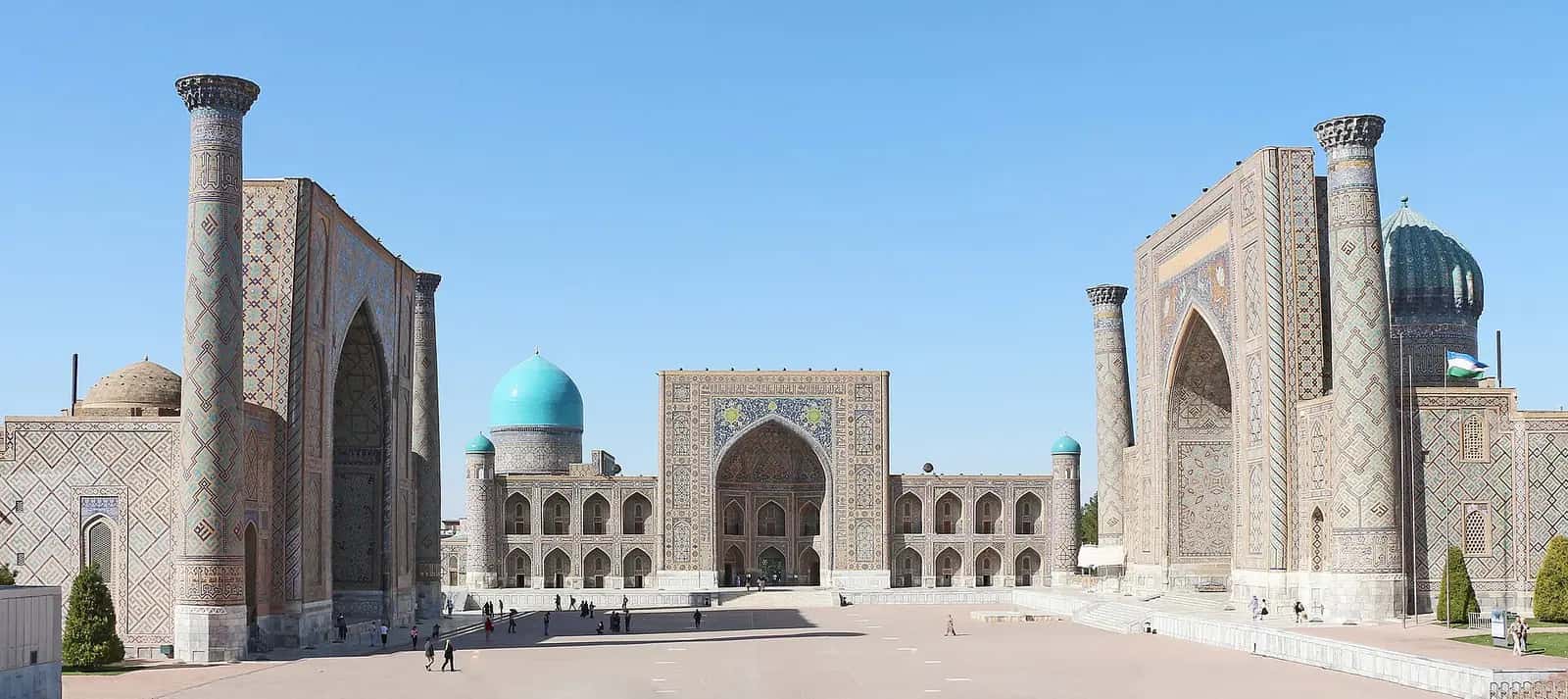 Semerkant'taki Registan Meydanı'nda Uluğ Bey, Tillakârî ve Şirdar medreselerinin panoramik görünümü
