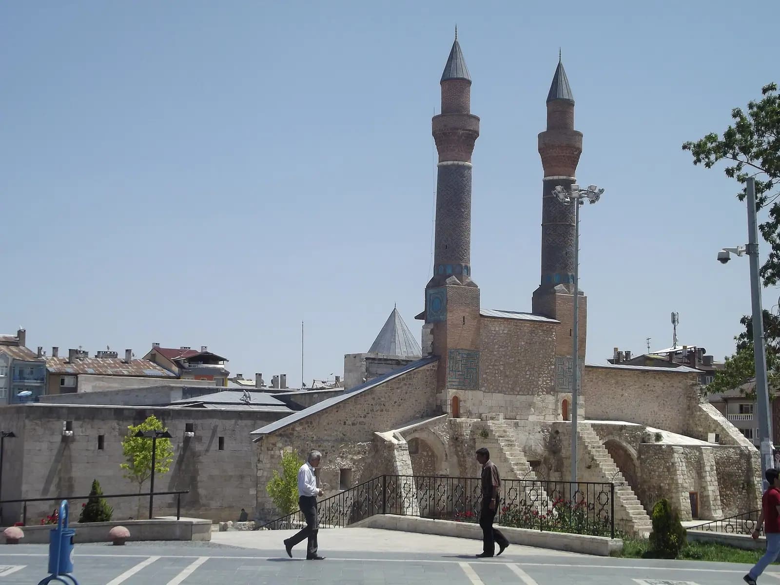 Sivas'ta Çifte Minareli Medrese'nin iki tuğla minaresi ve taç kapılı cephesi