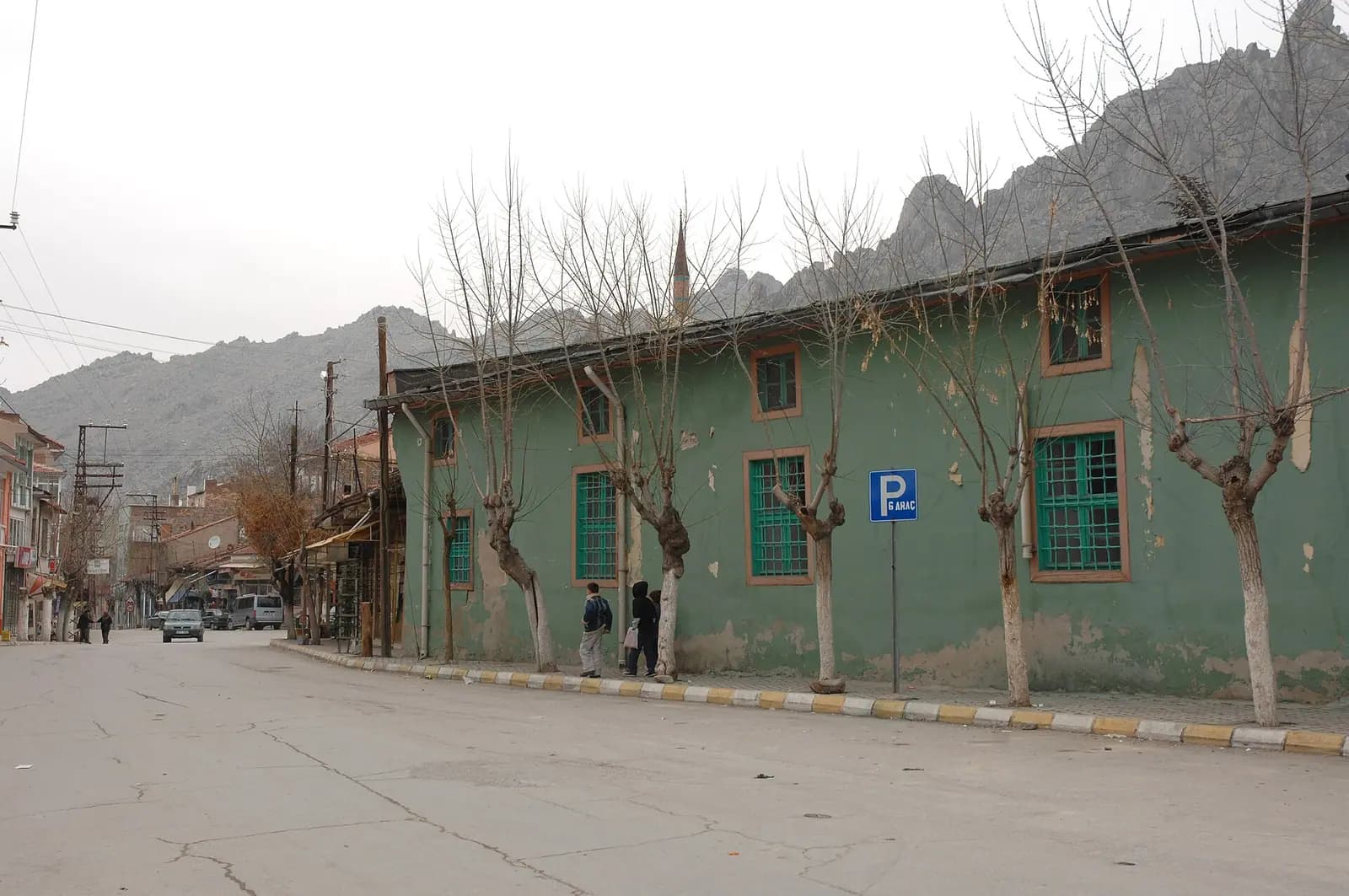 Sivrihisar Ulu Camii'nin uzun gövdesi ve arkasında kayalık tepeler