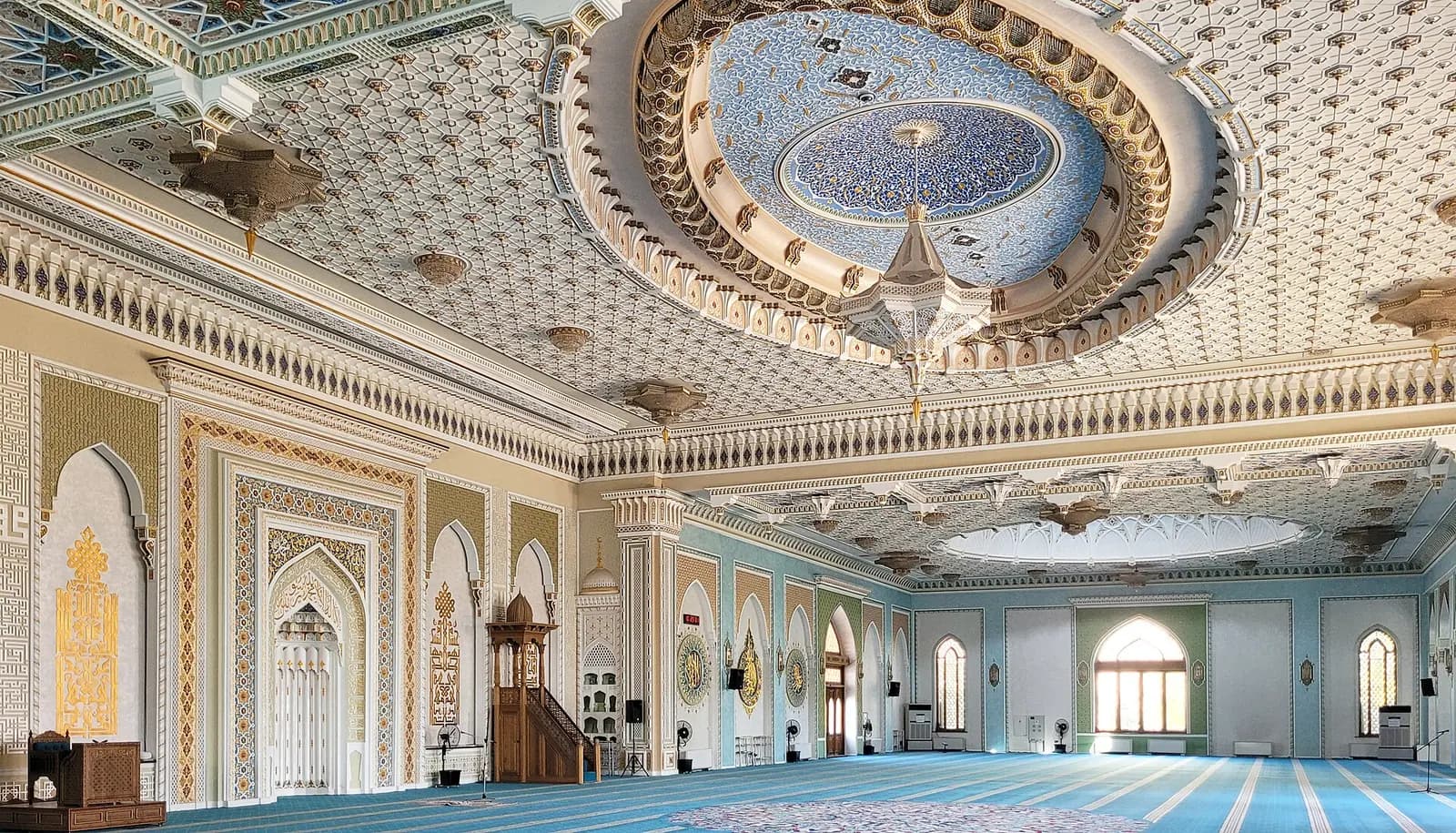 Taşkent'teki Hazreti İmam Camii'nin süslemeli kubbesi ve iç mekânı