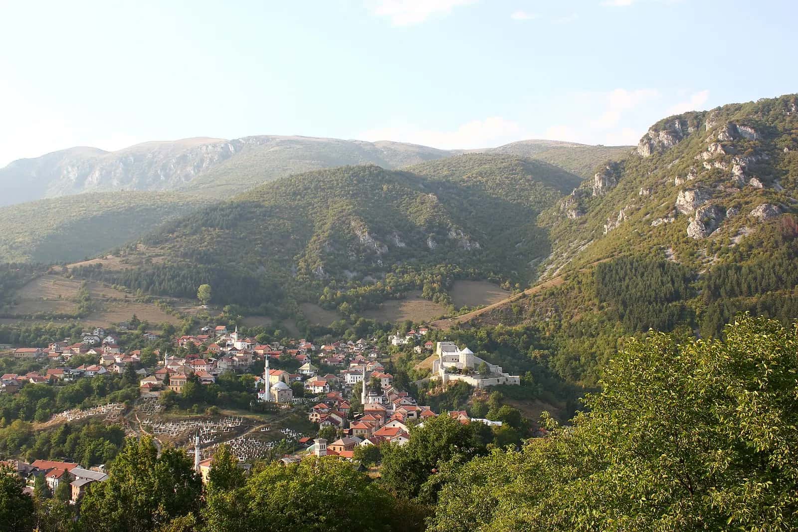 Dağlarla çevrili Lašva vadisindeki Travnik şehrinin genel görünümü