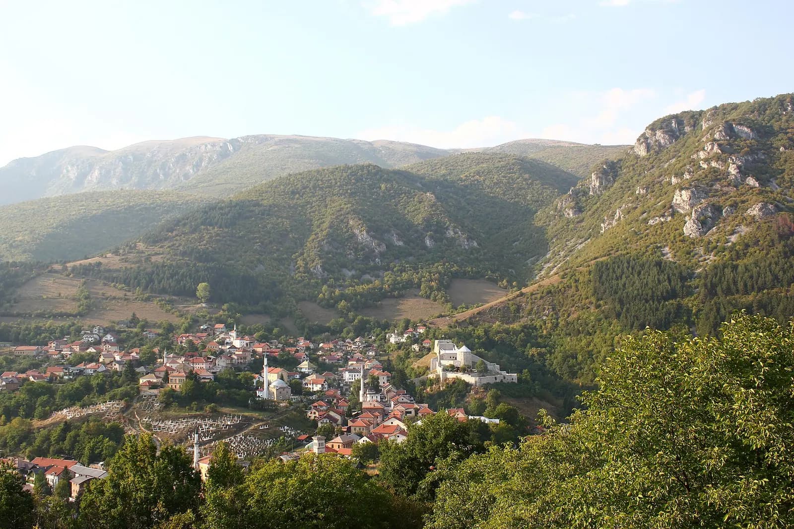 Dağlarla çevrili Lašva vadisindeki Travnik şehrinin genel görünümü