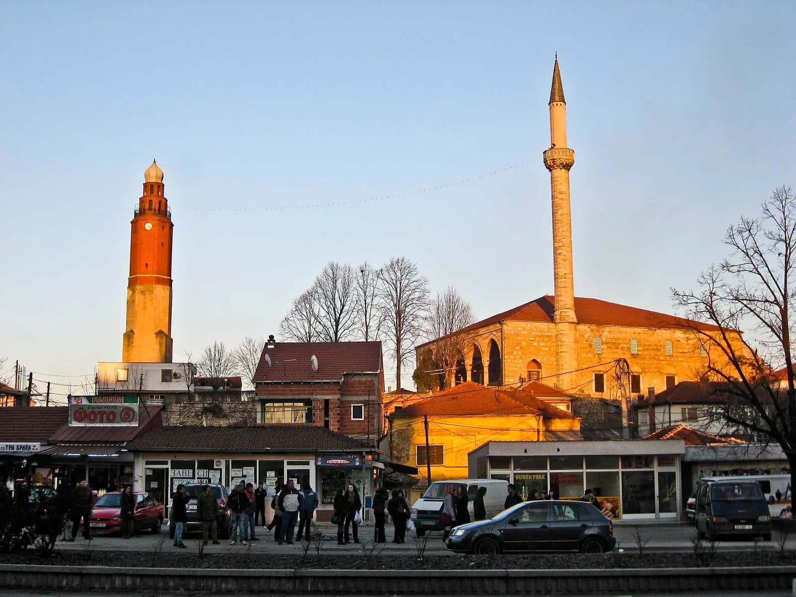 Üsküp Eski Çarşı'nın üst kesiminde Sultan Murad Camii'nin minaresi ve tuğla saat kulesi