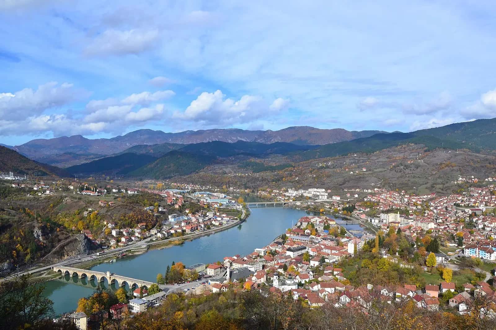 Višegrad kasabası, Drina nehri ve tarihî taş köprünün genel görünümü