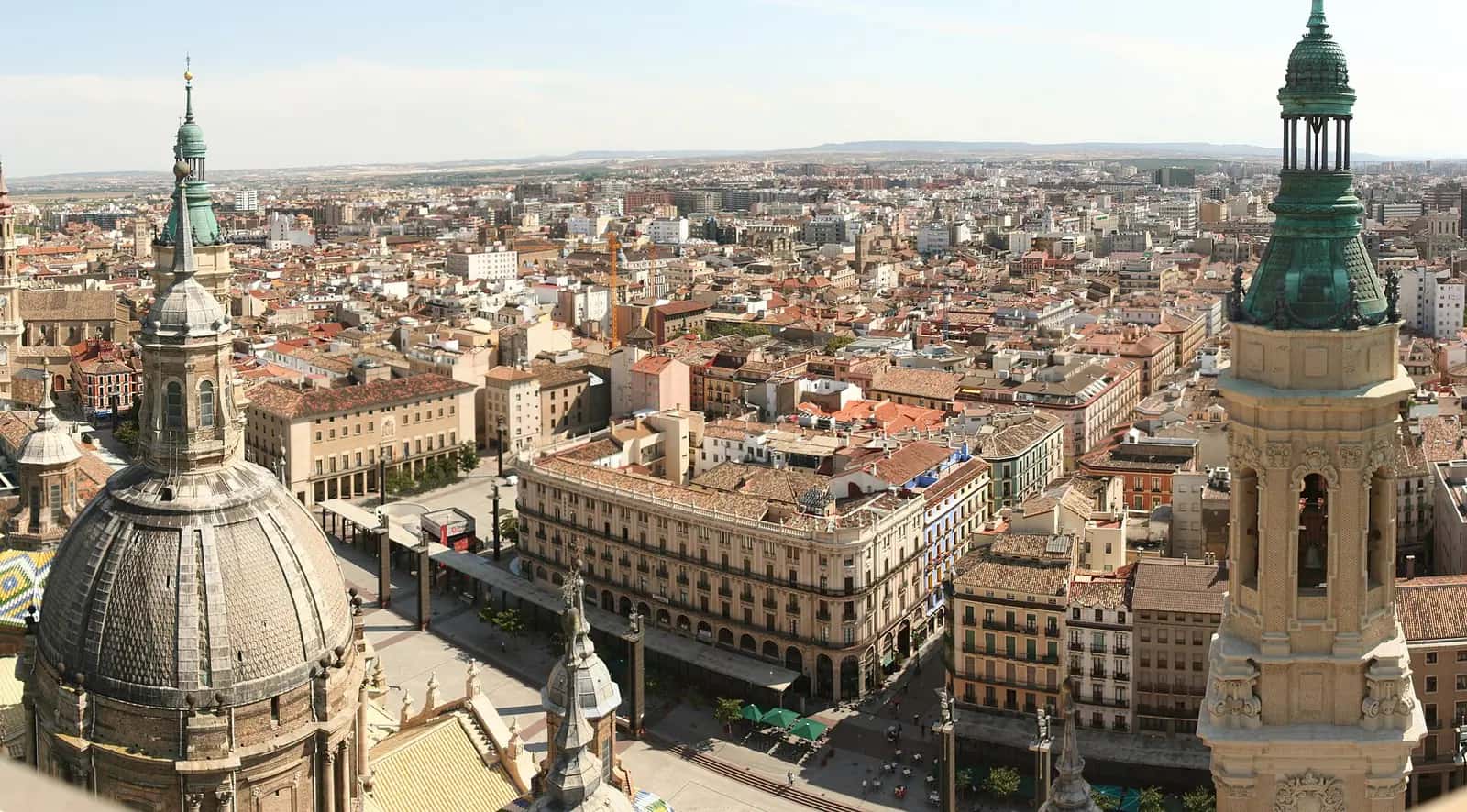 Katedralin tepesinden Zaragoza şehri ve Ebro nehrinin panoramik görünümü