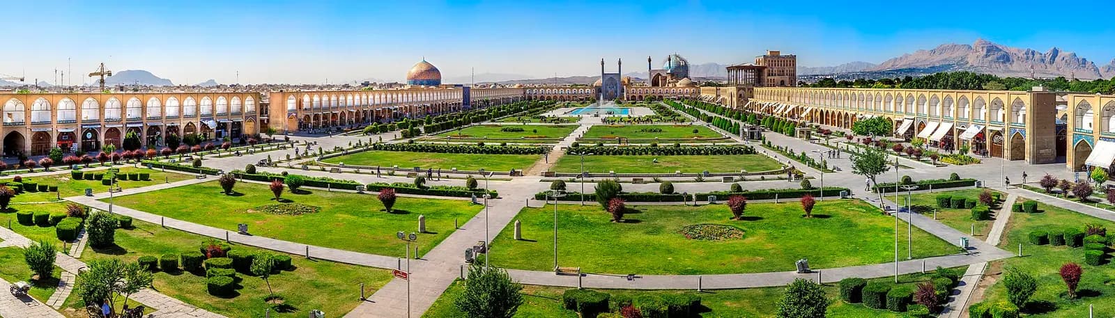 İsfahan'daki Nakş-ı Cihan Meydanı'nın havuzlu bahçesi ve çevresindeki iki katlı revaklar.