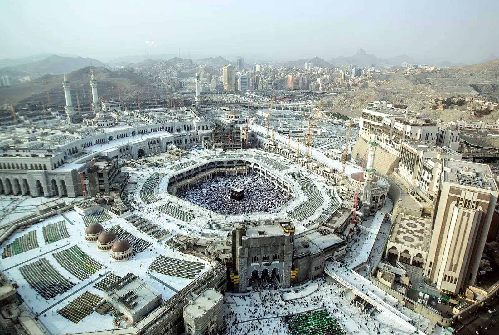 Mekke'de Mescid-i Haram ve ortasında Kâbe'nin genel görünümü
