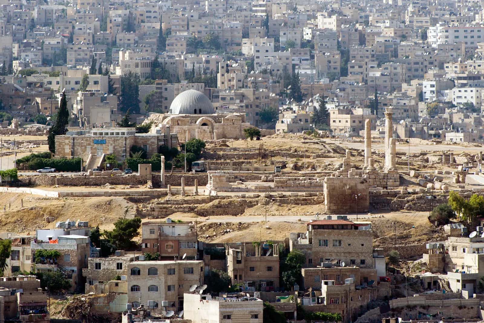 Amman Kalesi tepesindeki antik kalıntılar ve arkada Amman şehri