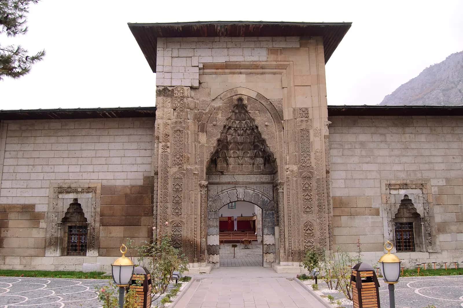 Amasya Darüşşifası'nın mukarnaslı taç kapısı ve kesme taş cephesi