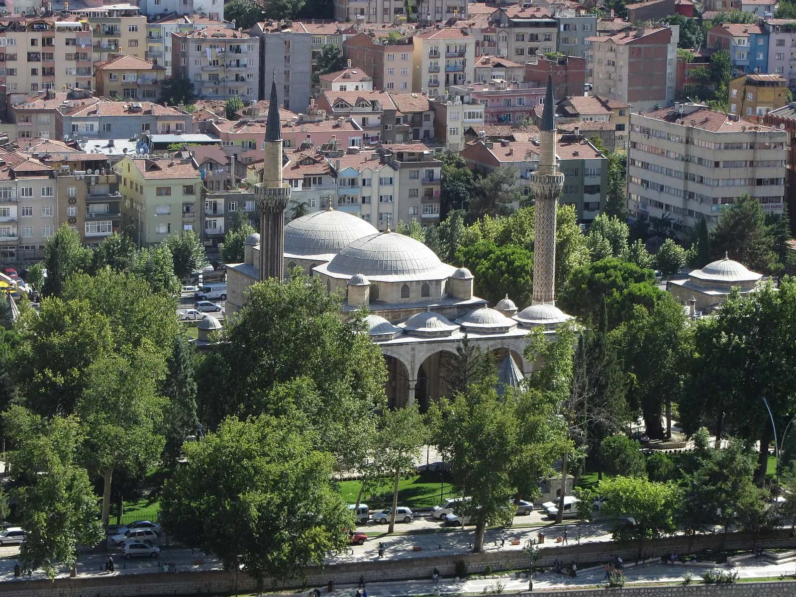 Yeşilırmak kıyısındaki Sultan II. Bayezid Camii'nin kubbeleri ve iki minaresinin yukarıdan görünüşü