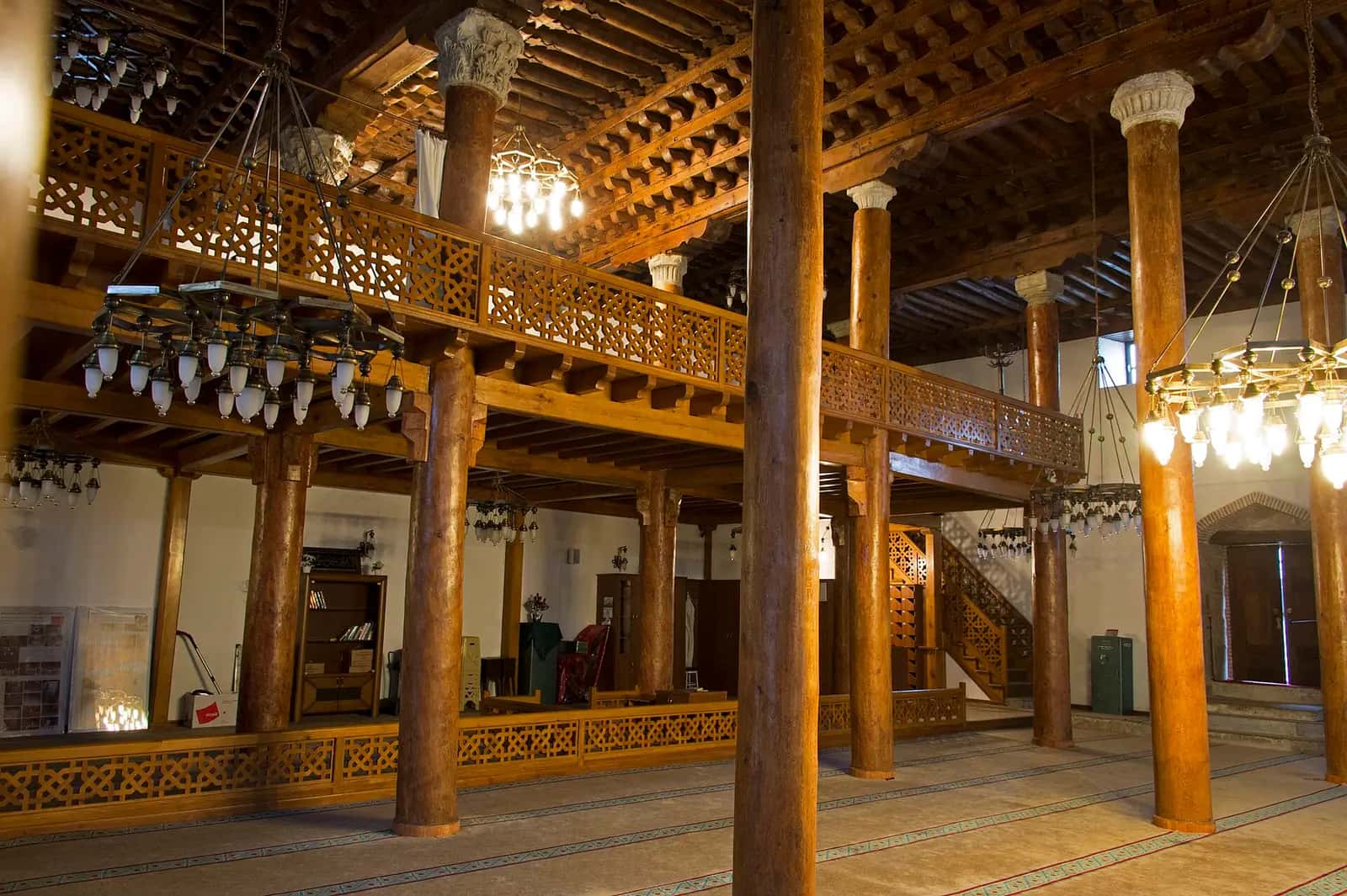 Arslanhane Camii'nin ahşap direkleri, düz ahşap tavanı ve ahşap mahfili