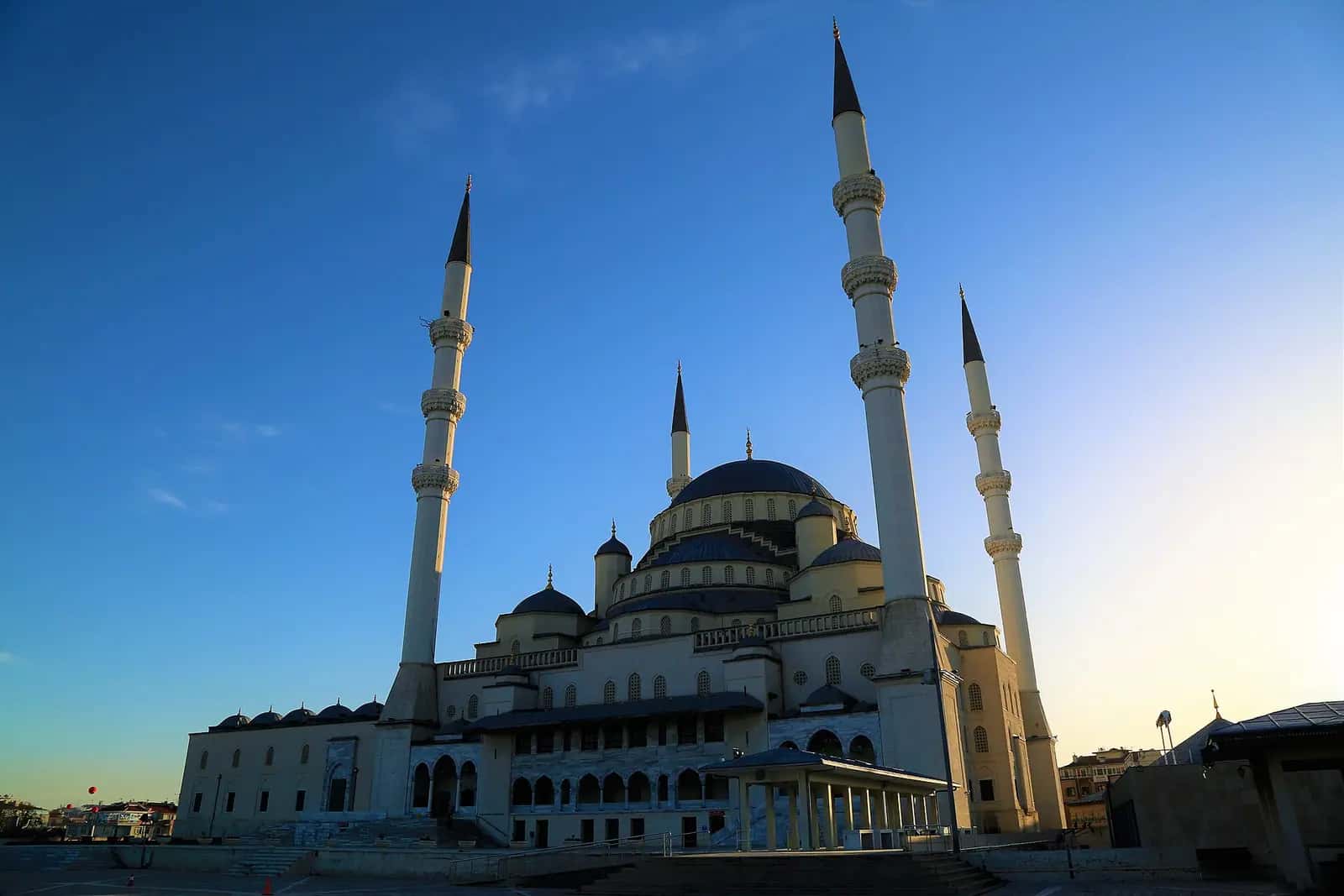 Kocatepe Camii'nin dört minaresi ve kademeli kubbeleri