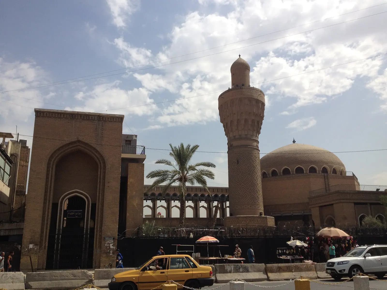 Bağdat'taki Hulefâ Camii'nin tuğla minaresi ve cami binası (2014).