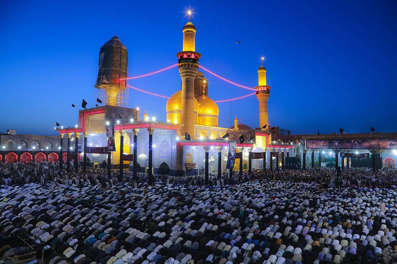 Bağdat'taki Kâzımiyye Türbesi'nin altın kaplı kubbeleri ve minareleri.