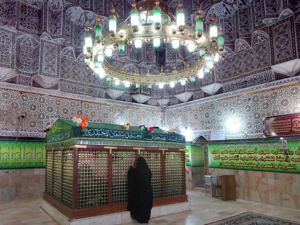 Medâin'deki Selmân-ı Fârisî Türbesi'nin kubbesi ve girişi.
