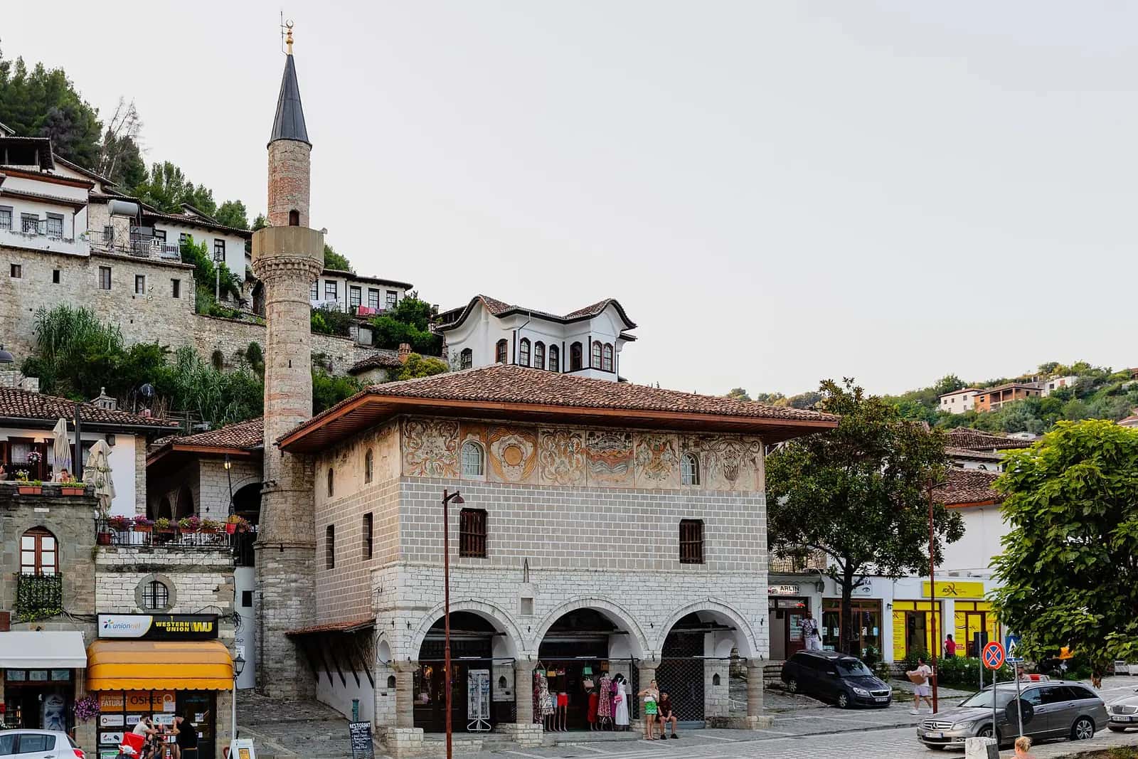 Bekârlar Camii'nin taş minaresi, kemerli alt katı ve süslü cephesi