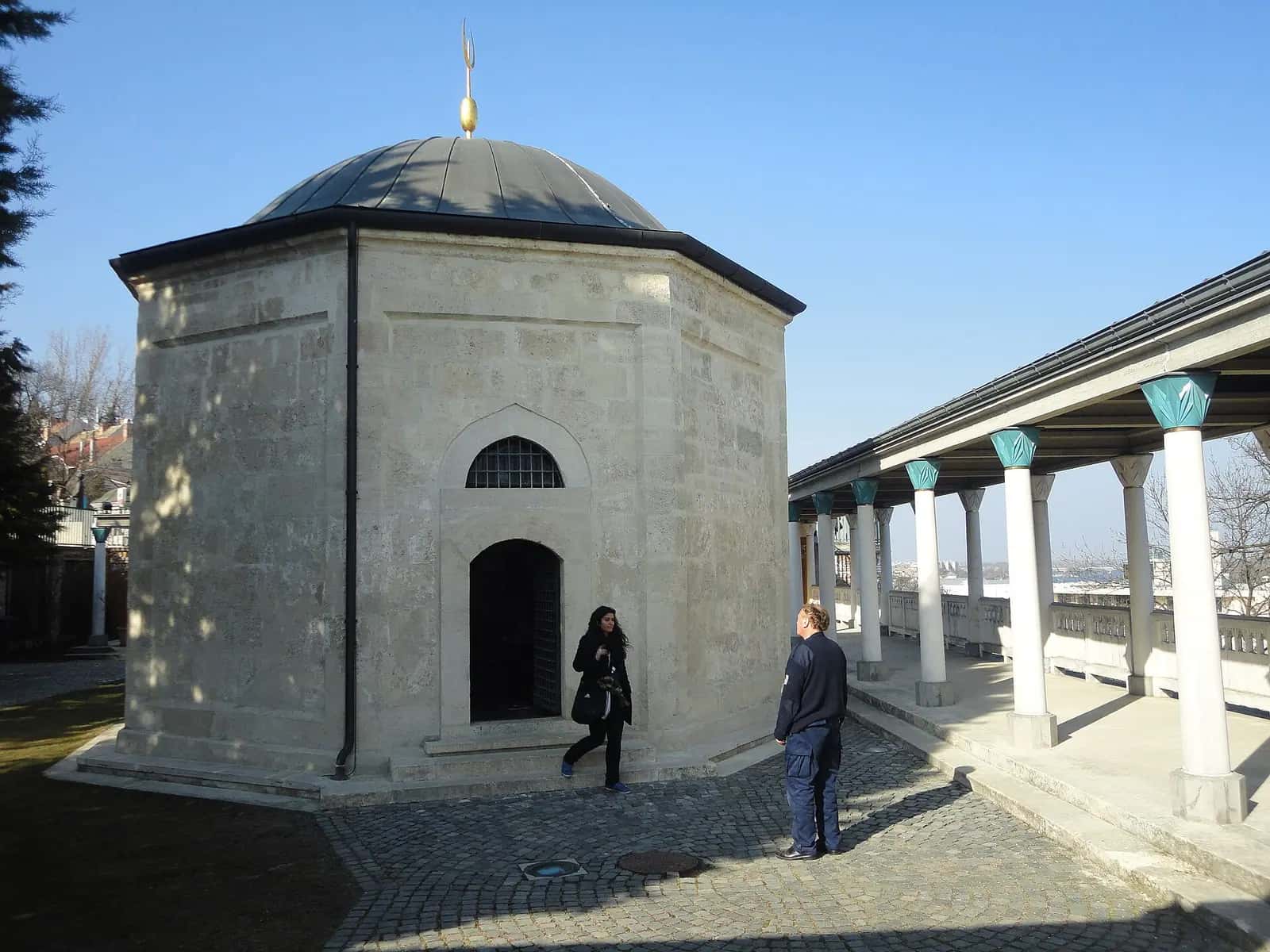 Gül Baba Türbesi'nin sekizgen kesme taş gövdesi, kubbesi ve yanındaki sütunlu galeri