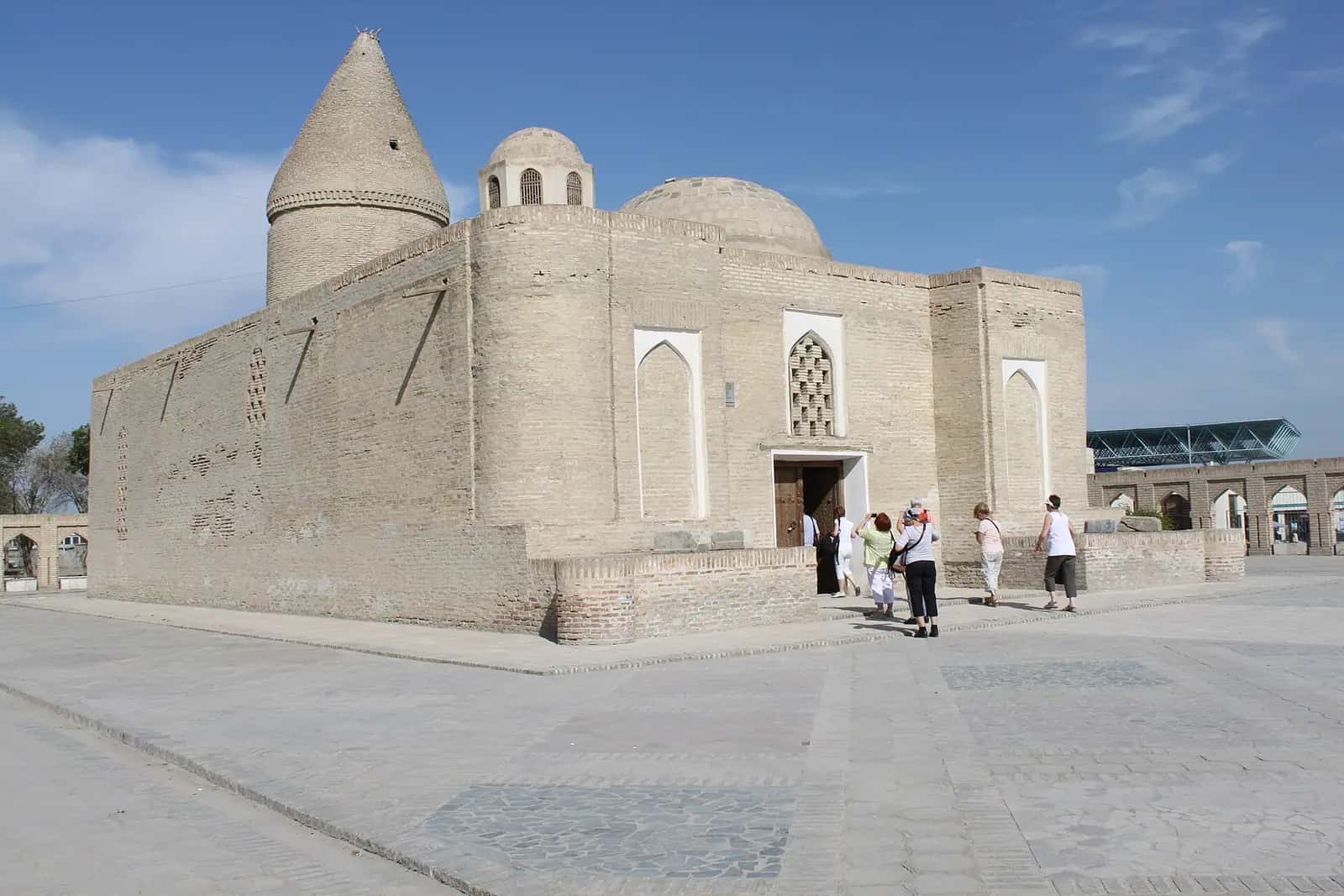 Çeşme-i Eyyûb'un farklı yüksekliklerdeki kubbeleri ve konik külahı