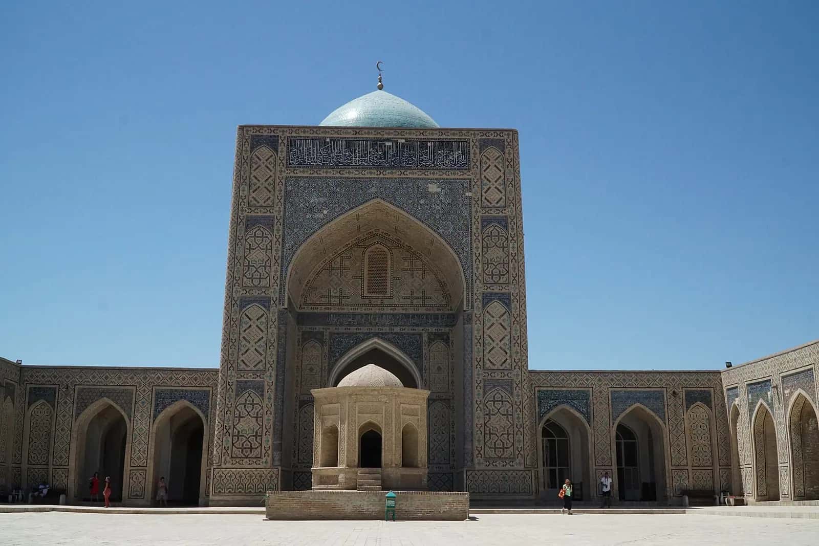 Kalon Camii'nin geniş avlusu, revakları ve mavi kubbeli ana eyvanı