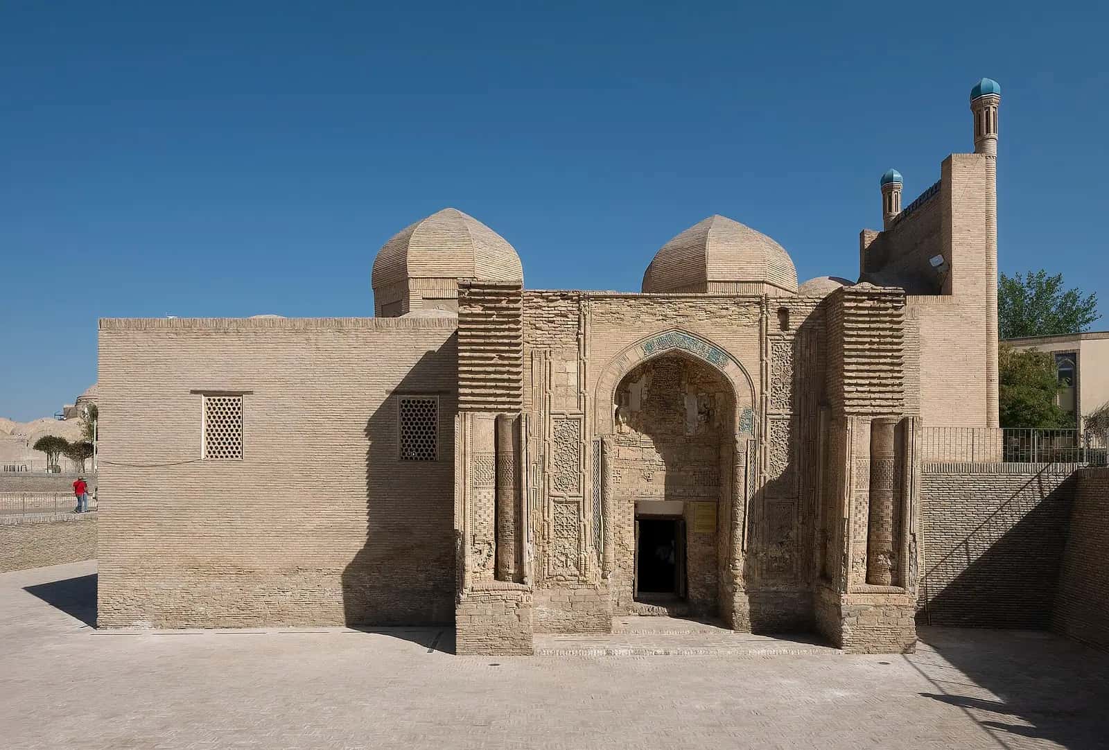 Sokak seviyesinin altında kalan Magok-i Attârî Camii'nin oymalı tuğla portalı