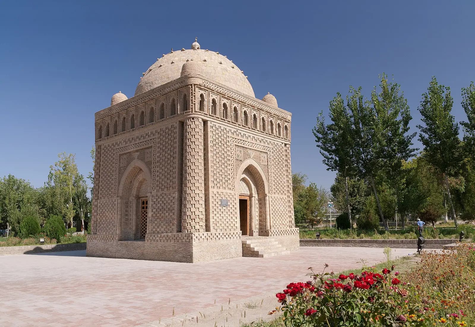 Sâmânîler Türbesi'nin desenli tuğla örgülü kübik gövdesi ve kubbesi