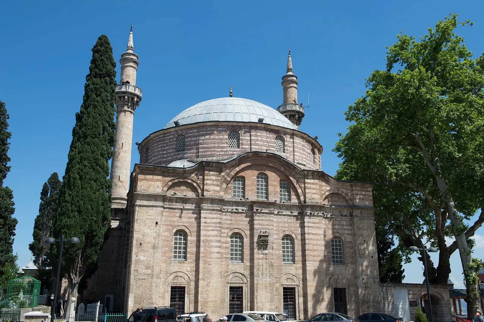 Bursa'daki Emir Sultan Camii'nin barok üsluplu cephesi ve minaresi.