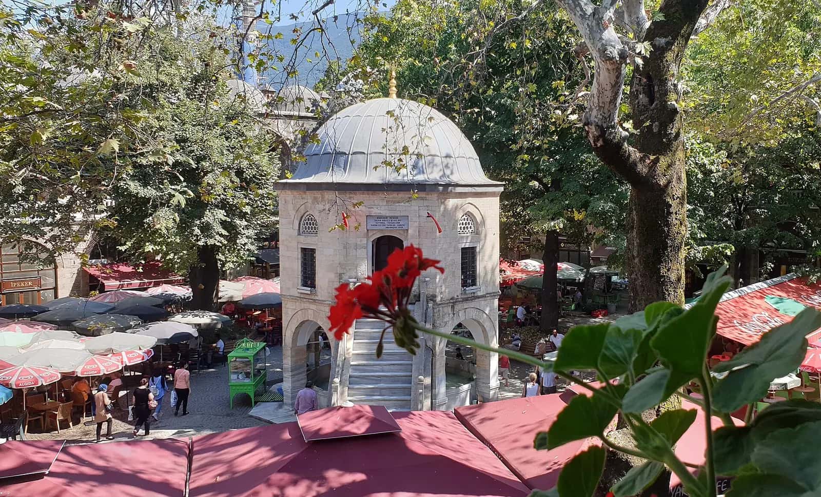 Koza Han'ın avlusunun ortasındaki kubbeli mescit ve revaklı han odaları.