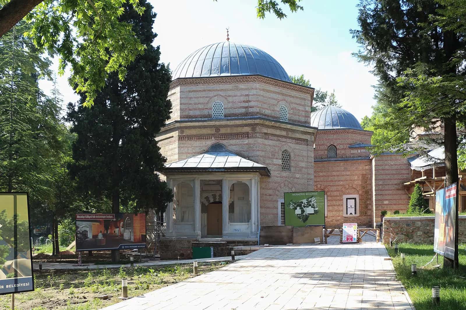 Bursa Muradiye Külliyesi'nde bahçe içindeki kubbeli türbeler.