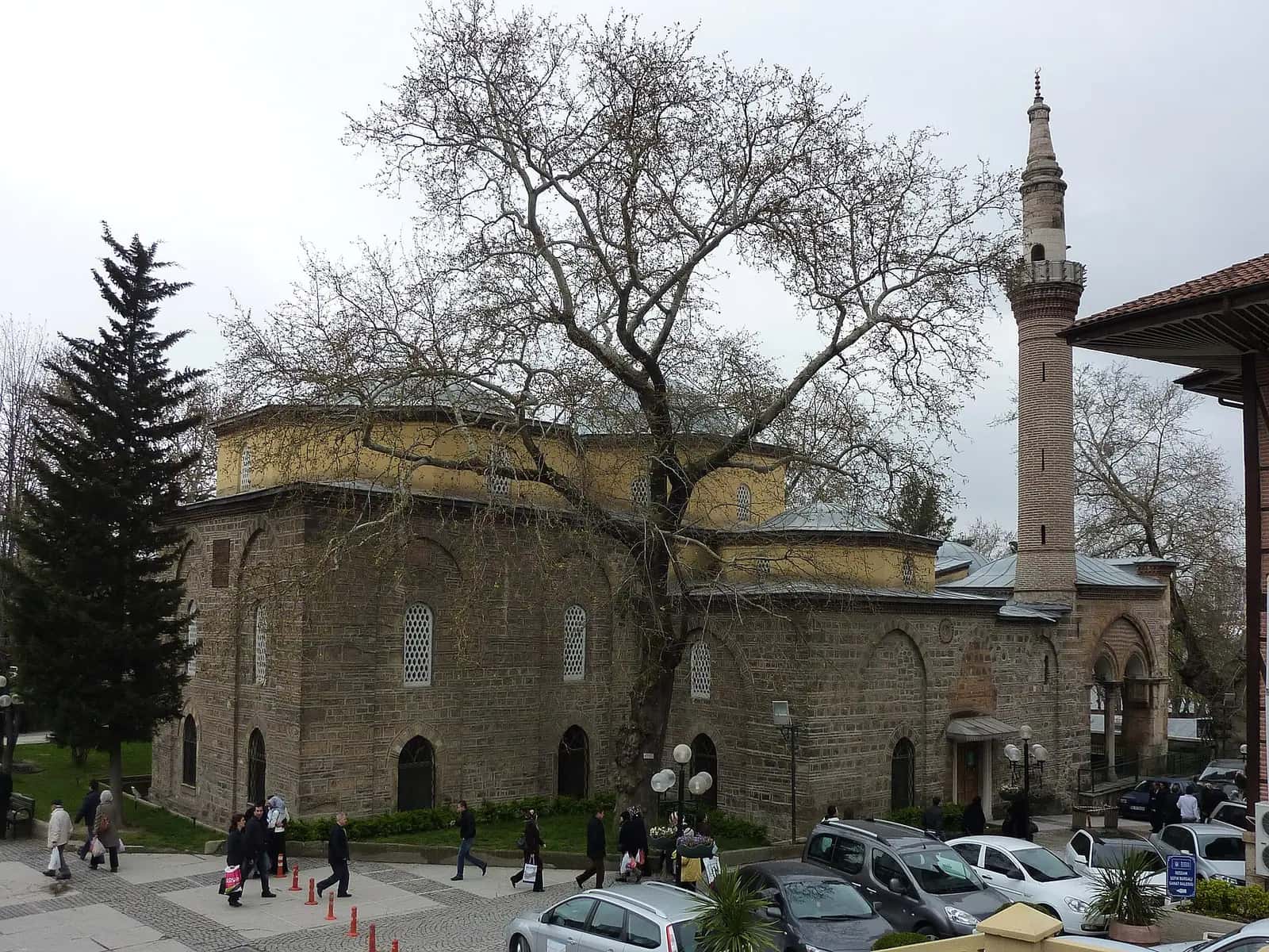 Bursa'daki Orhan Gazi Camii'nin revaklı girişi ve kubbeleri.