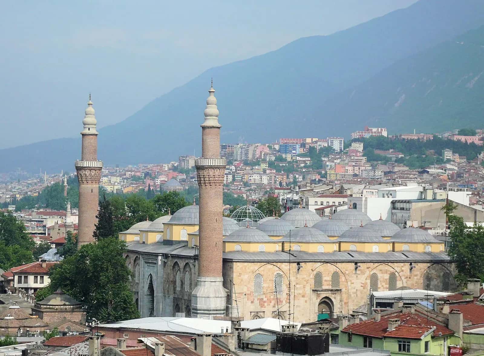 Bursa Ulu Camii'nin çok kubbeli çatısı ve iki minaresi.