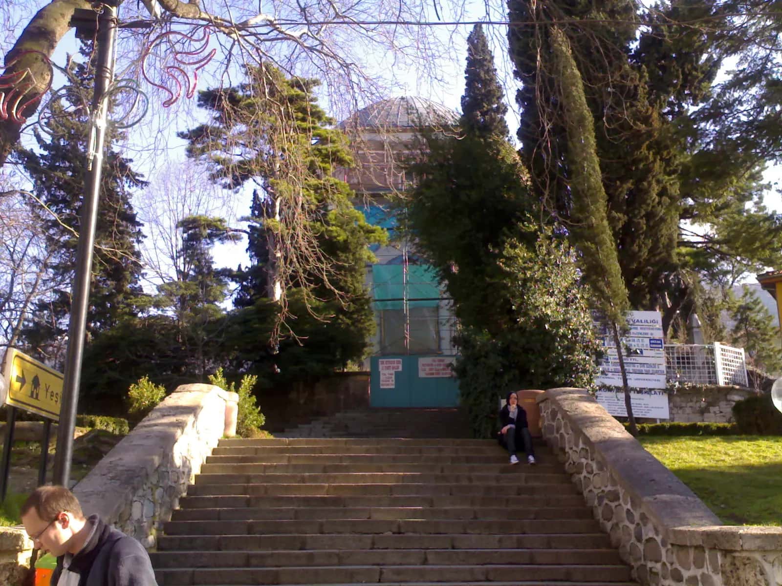 Bursa'daki Yeşil Türbe'nin turkuaz çinilerle kaplı sekizgen gövdesi.