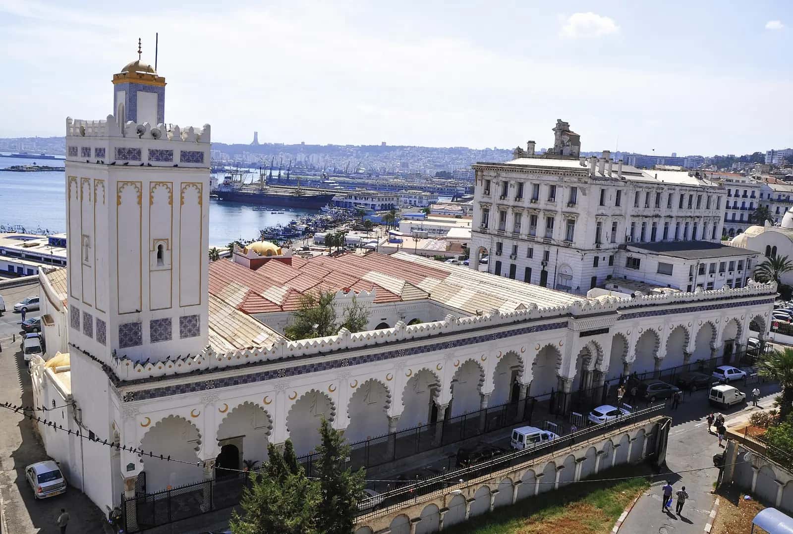 Cezayir'deki Cemaa el-Kebîr'in beyaz revaklı cephesi ve minaresi