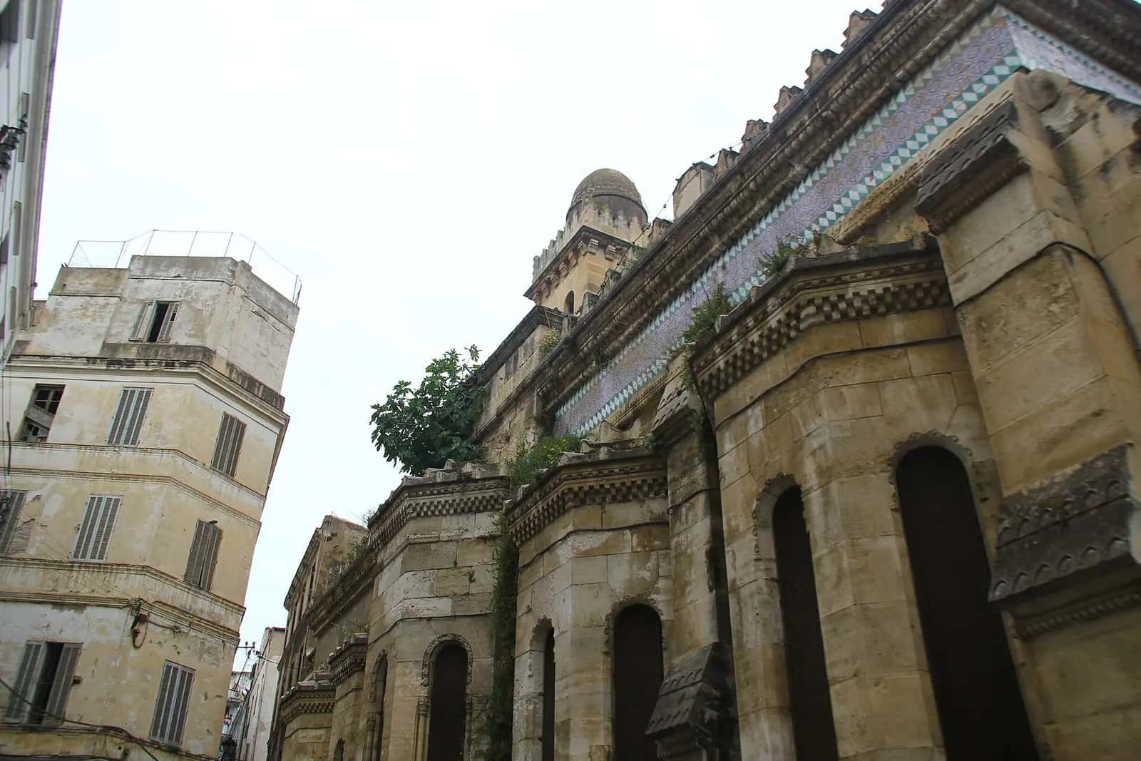 Cezayir'deki Keçiova Camii'nin iki kuleli beyaz cephesi