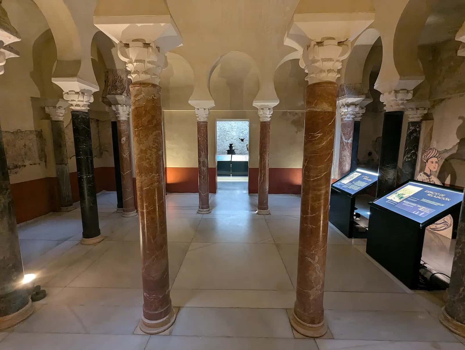 Córdoba'daki Halife Hamamları'nın kemerli ve tonozlu iç mekânı