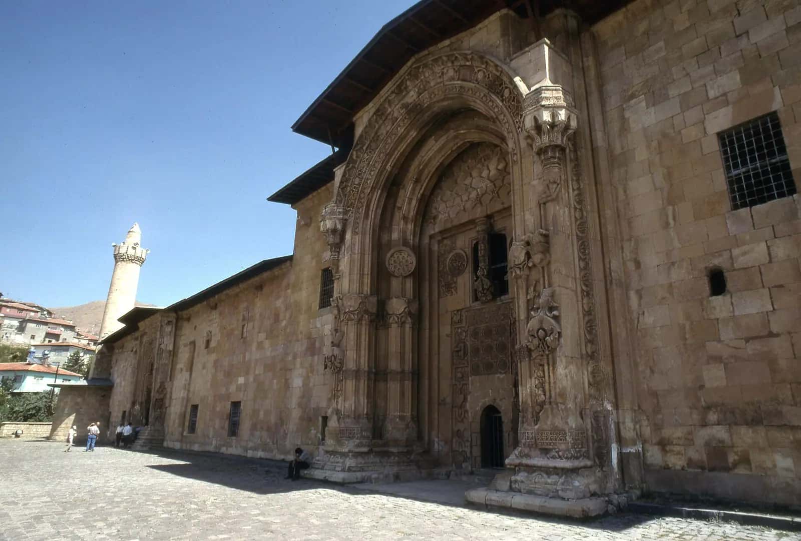 Divriği Ulu Camii'nin kabarık bitkisel kabartmalarla bezeli kuzey taç kapısı
