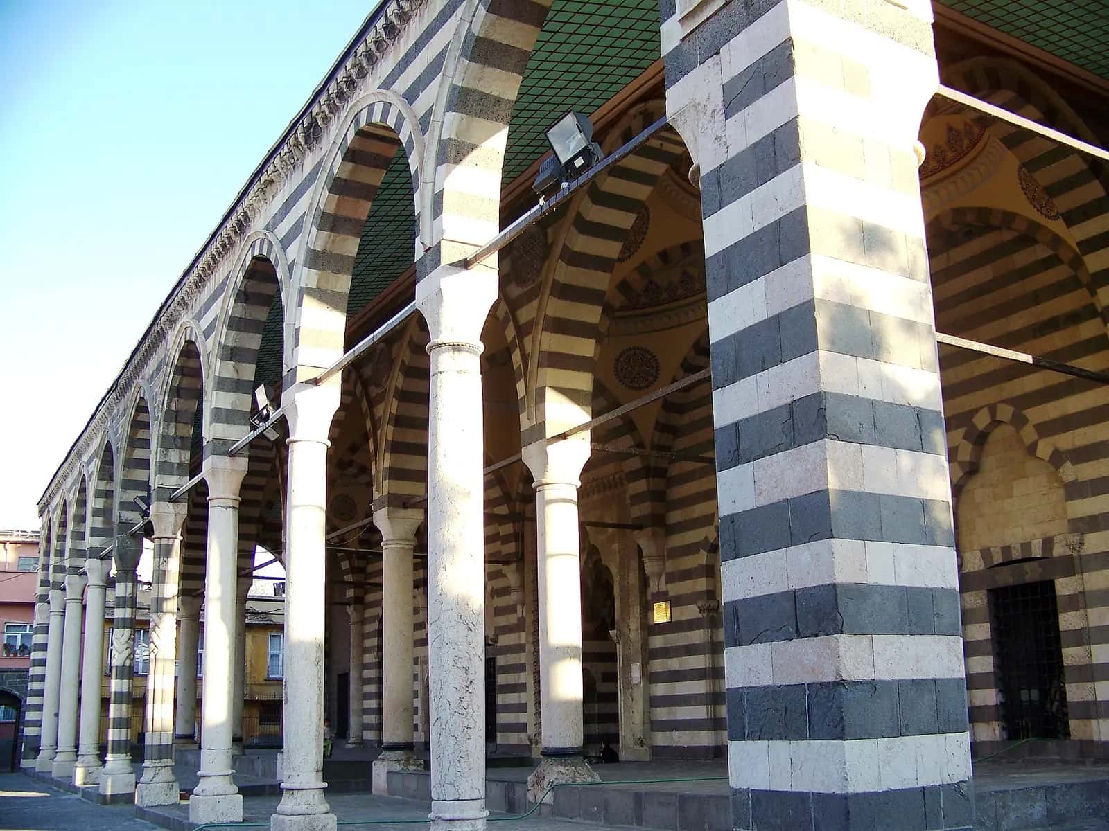 Behram Paşa Camii'nin siyah-beyaz taş sıralı sütunlarla çevrili son cemaat revakı